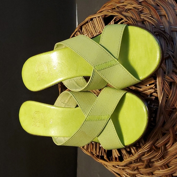 New Directions Lime green fabric wedges size 8.5 - Picture 3 of 8